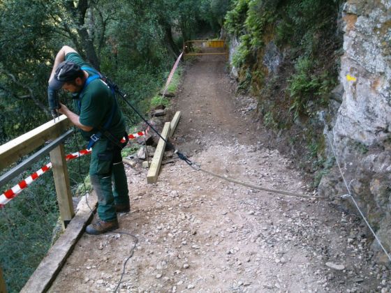 Camí fluvial del Congost a Gallicant. Col·locació de barana.