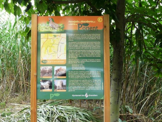 Rètol de l’itinerari de la Serra de Ponent.