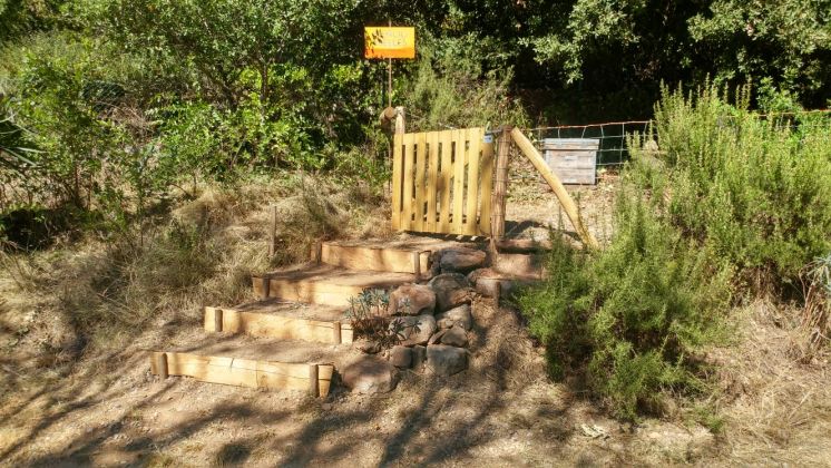 Filats, tanques i portes a l\'Escola de Natura de Vallcàrquera