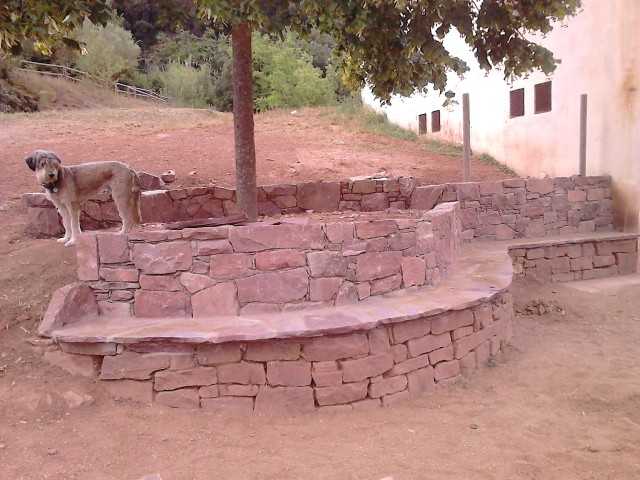 Construcció d’estructures de pedres a espais externs de cases particulars, jardins públics o cases de colònia (Parc Natural del Montseny, Vallès Oriental)
