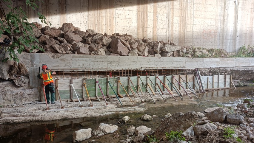 Protecció de col·lectors amb encofrat de formigó (riu Congost a Aiguafreda, el Vallès Oriental)