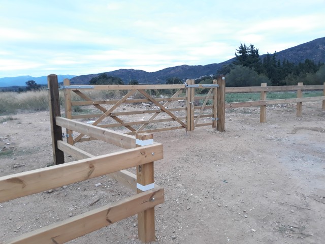 Instal·lació de tanques i portes per delimitar àrees protegides (Palau-savardera, Alt Empordà)